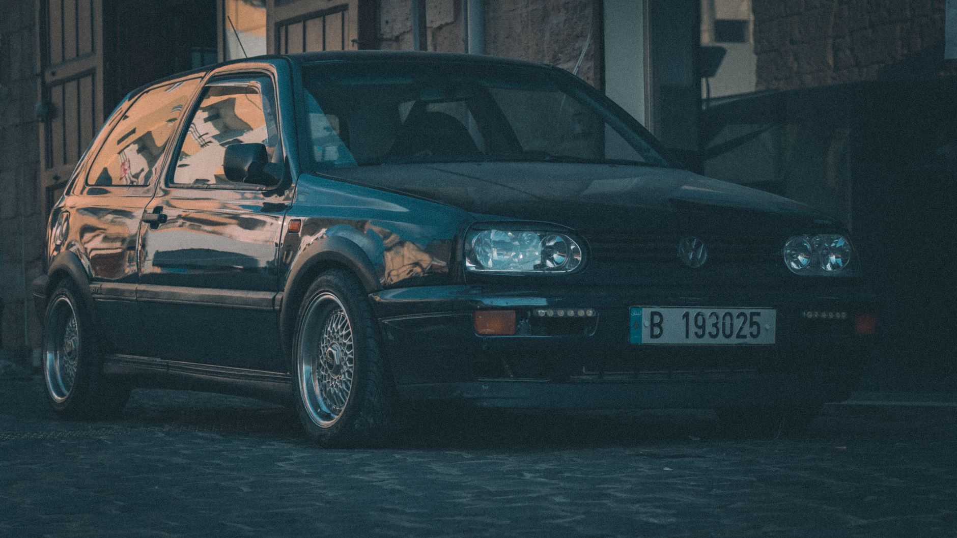 VW Golf VII, 2017. — Popravak zadnjeg branika, zamjena nosača i lakiranje s prijelazom na blatobrane.